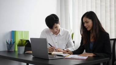 İş adamları ofiste bazı belgeleri tartışıyor ve analiz ediyorlar..