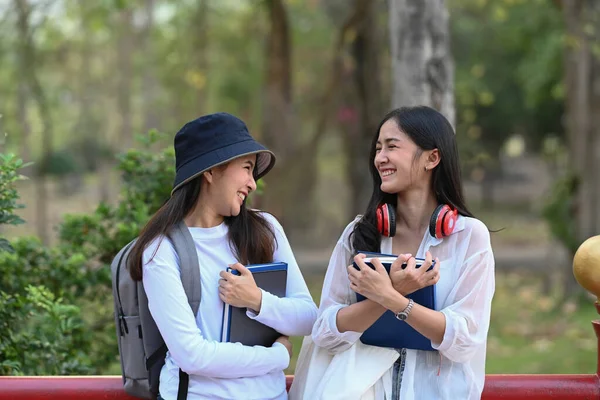 Dwóch Szczęśliwych Studentów Rozmawiających Śmiejących Się Podczas Stania Parku Kampusie — Zdjęcie stockowe