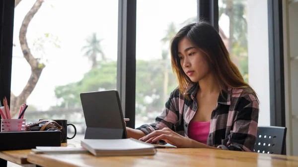 Joven Asiática Mujer Diseñador Sentado Cerca Ventana Oficina Trabajando Con — Foto de Stock