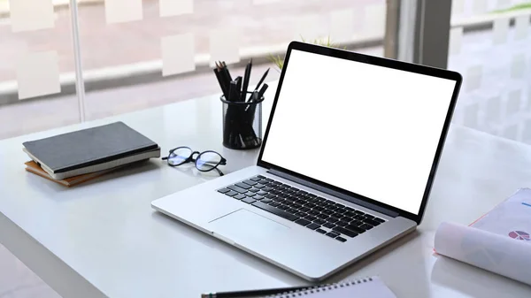 Moderne Werkruimte Met Computer Laptop Potloodhouder Document Bril Notebook Wit — Stockfoto