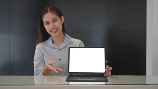 Donna Affari Sorridente Mostrando Tablet Digitale Con Schermo Vuoto — Foto Stock