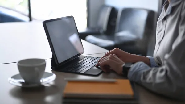 Περικοπή Sot Hands Businesswoman Typing Wireless Keyboard Digital Tablet Στο — Φωτογραφία Αρχείου