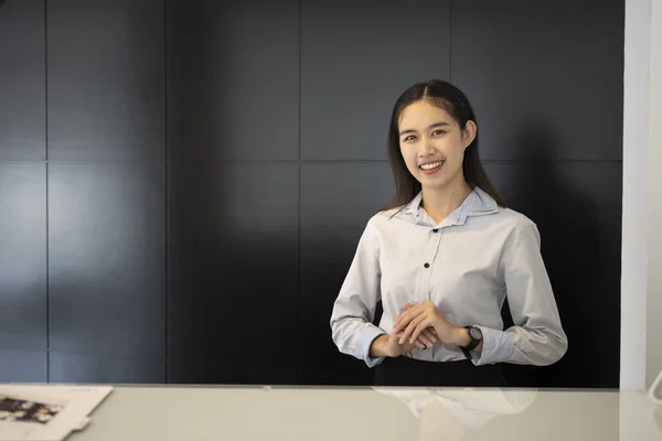Jovem Mulher Asiática Recepcionista Recepção Sorrindo Para Receber Visitantes Hotel — Fotografia de Stock