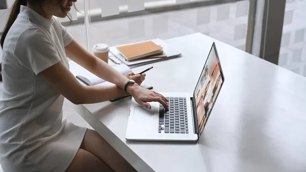 Businesswoman Using Laptop Computer Having Discussion Video Conference Diverse Colleagues — Stockfoto