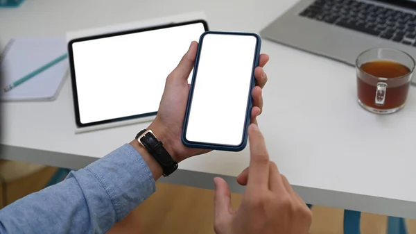 Adamının Imodern Işyerinde Otururken Elinde Boş Ekranla Akıllı Bir Telefon — Stok fotoğraf