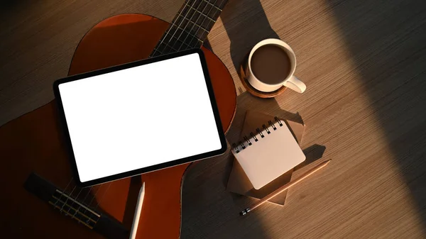 Dijital Tablet Defter Kahve Fincanı Tahta Zeminde Akustik Gitarla Sanatçı — Stok fotoğraf