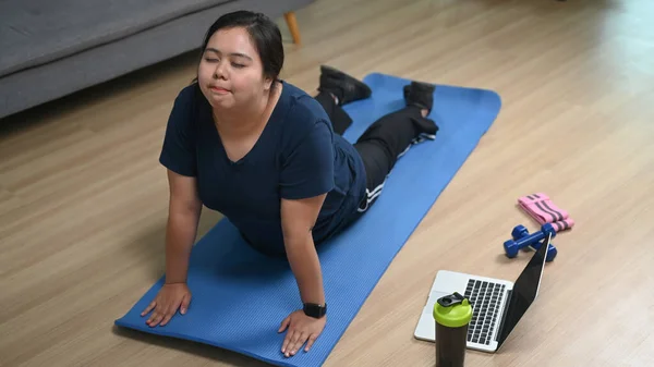 Överviktig Asiatisk Kvinna Som Motionerar Yogamattan Hemma — Stockfoto