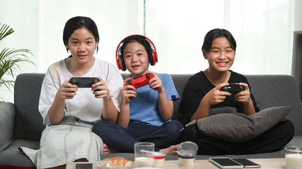 Três Jovens Meninas Asiáticas Jogando Jogos Vídeo Juntos Sofá Casa — Fotografia de Stock