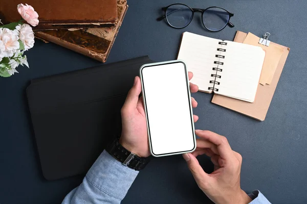 Adamının Elinde Sahte Cep Telefonuyla Koyu Mavi Arka Planda Boş — Stok fotoğraf