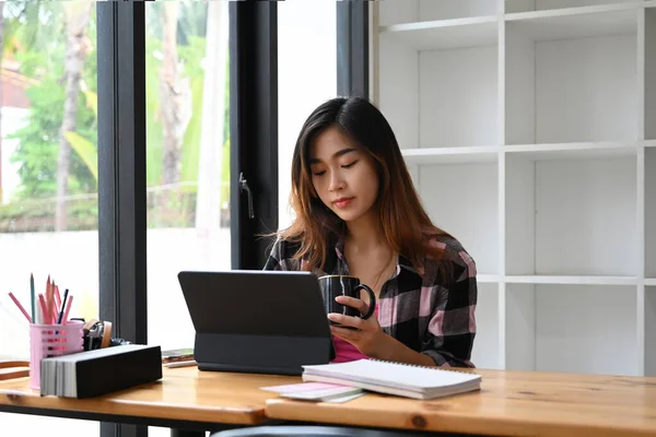 Mujer Joven Diseñador Creativo Sosteniendo Taza Café Trabajando Tableta Computadora — Foto de Stock