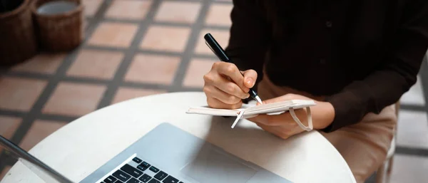 Обрізаний Знімок Молодої Жінки Тримає Ручку Пишучи День Планування Ноутбука — стокове фото