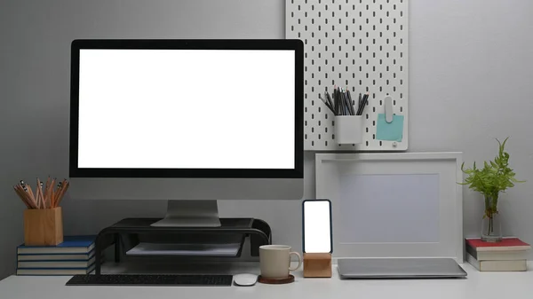 Nowoczesne Miejsce Pracy Komputerem Smartfonem Dostawcami Biurowymi Białym Stole — Zdjęcie stockowe
