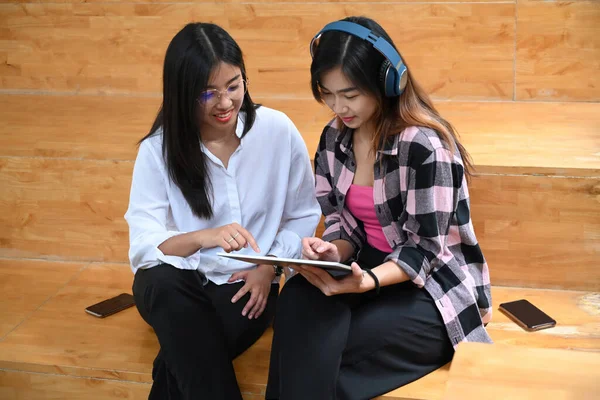 Δύο Μαθητές Κάθονται Μαζί Στη Βιβλιοθήκη Και Χρησιμοποιούν Ψηφιακή Ταμπλέτα — Φωτογραφία Αρχείου
