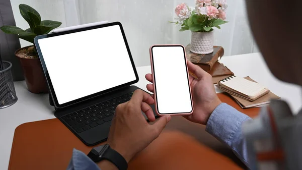 Zamknij Nad Ramieniem Widok Biznesmena Siedzącego Przed Tabletem Korzystającego Telefonu — Zdjęcie stockowe