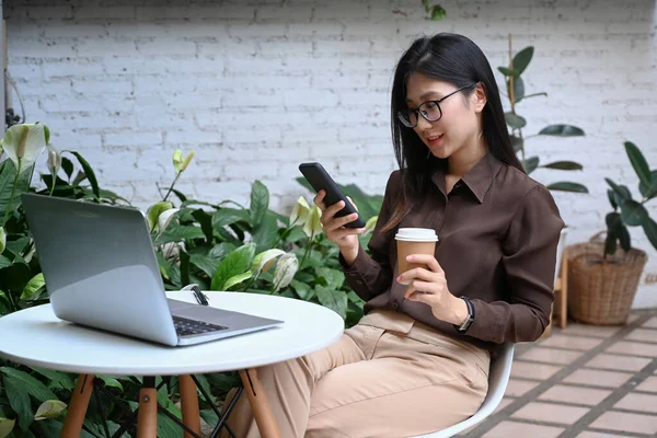 Casual Jovem Segurando Xícara Café Quente Usando Telefone Celular Enquanto — Fotografia de Stock
