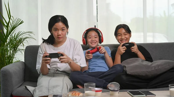 Meninas Asiáticas Felizes Jogando Videogames Sentados Juntos Sofá Casa — Fotografia de Stock