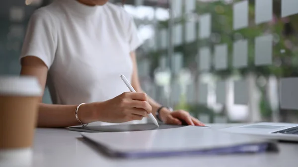 Beskuren Bild Affärskvinna Kontrollera Affärsdata Digital Tablett Medan Sitter Moderna — Stockfoto