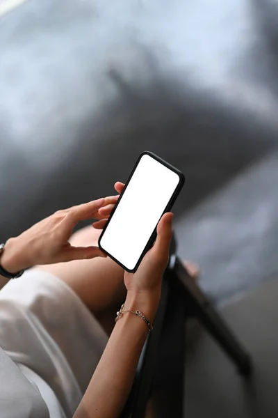 Close Widok Przypadkowej Kobiety Siedzi Krześle Trzymając Smartfon Pustym Ekranem — Zdjęcie stockowe
