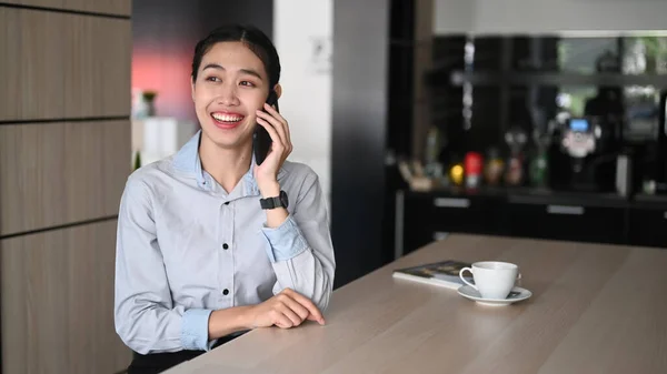 Empresária Feliz Sorrindo Conversando Telefone Celular Com Seu Parceiro Negócios — Fotografia de Stock