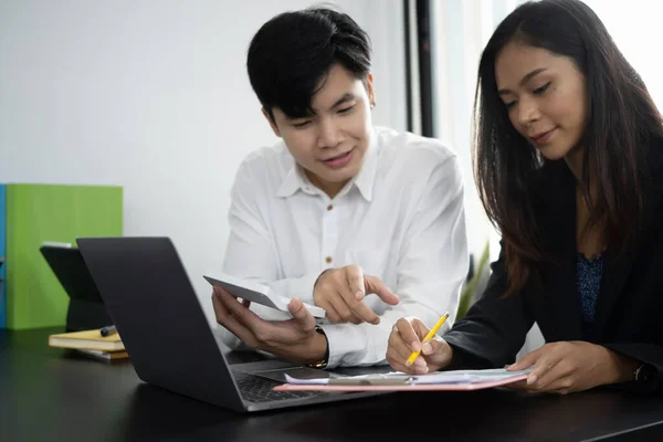 Empresários Analisando Relatórios Financeiros Juntos Escritório — Fotografia de Stock