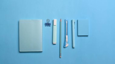 Mavi arka planda mavi kırtasiye.