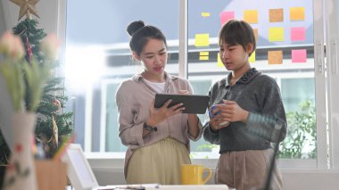 Başlangıç projesinde birlikte çalışan iki genç tasarımcı..