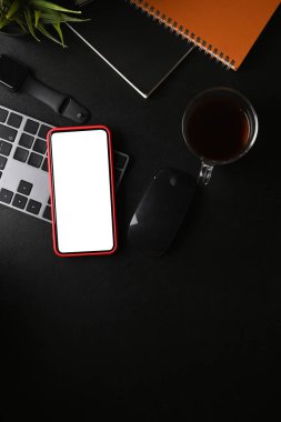 Akıllı telefonları ve siyah ekipmanları siyah deriye takın..