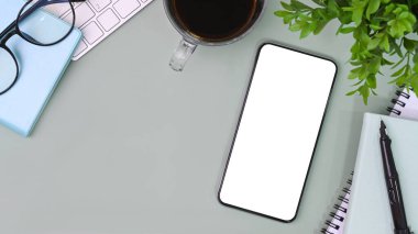 Modern çalışma alanı üzerinde boş ekran ile cep telefonunu taklit et.