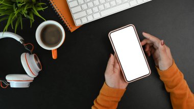 Havalı bir kadının elinde siyah derinin üstünde akıllı telefon taklidi yapması..