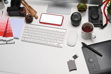 Yaratıcı tasarımcı işyerinde akıllı telefon, grafik tablet ve kamera aksesuarları. 