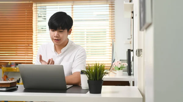 Jonge Zakenman Videoconferentie Met Zijn Collega Tijdens Het Werken Vanuit — Stockfoto