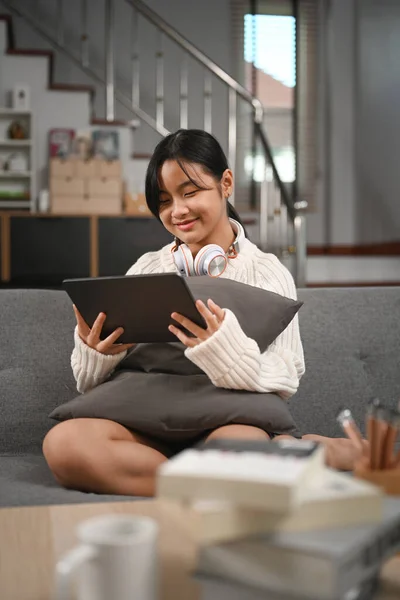 Happy Young Girl Headphone Using Digital Tablet Sofa — Stockfoto