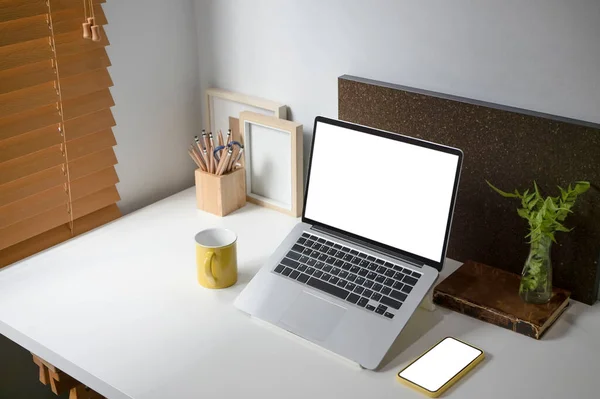 White Office Desk Laptop Coffee Cup Smart Phone Houseplant Pencils — Zdjęcie stockowe