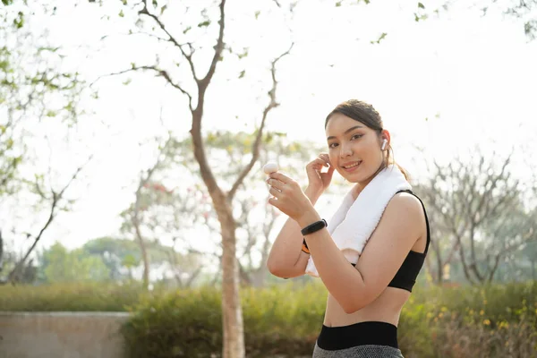 Attractive Woman Wearing Wireless Earphone Outdoor Workout — Φωτογραφία Αρχείου