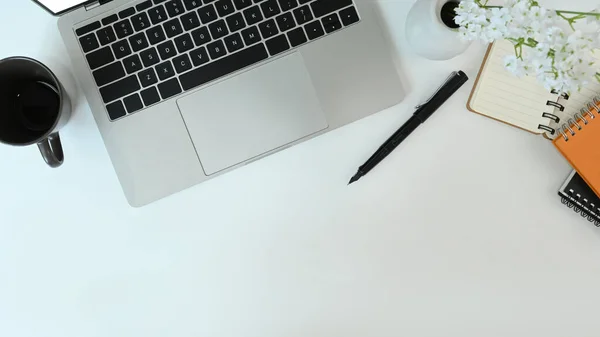 ノートパソコン メガネ ノートブック コーヒーカップと白い机の上の植物とシンプルなワークスペースのトップビュー — ストック写真