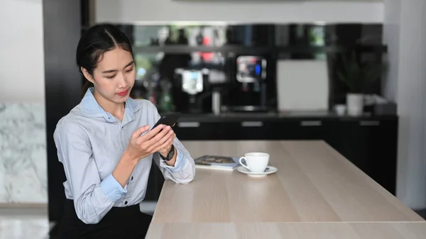Jovem Mulher Asiática Empregado Usando Telefone Celular Durante Coffee Break — Fotografia de Stock