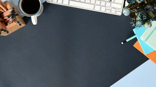 Designer Workspace Keyboard Coffee Cup Flowers Notebook Pencil Holder Copy — Stockfoto