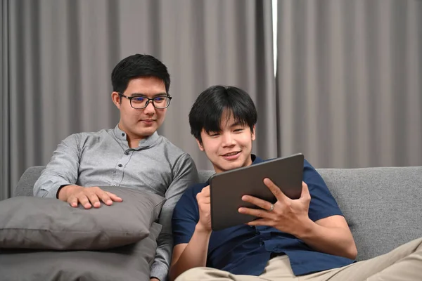 Homoszexuális Pár Digitális Együtt Kényelmes Kanapén — Stock Fotó