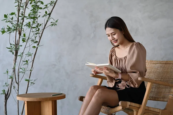 Evde Gülümseyen Kitap Okuyan Neşeli Asyalı Kadın — Stok fotoğraf