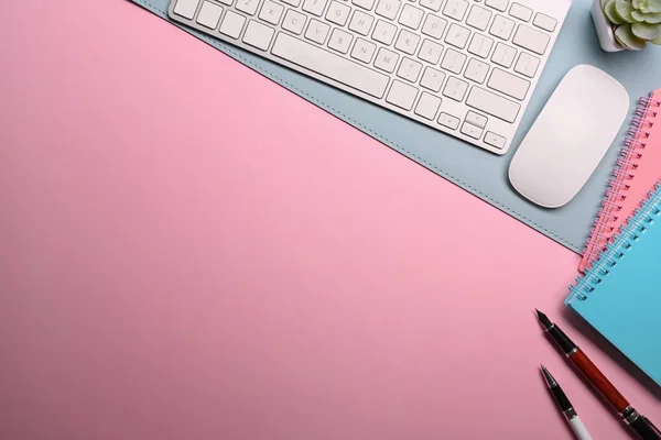 Жінка Робочий Простір Клавіатурою Блокнотом Ручкою Рожевому Столі — стокове фото