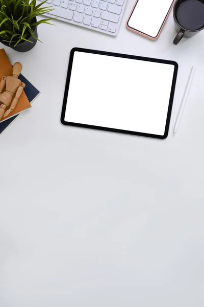 Mesa Escritório Branca Com Tablet Digital Telefone Celular Xícara Café — Fotografia de Stock