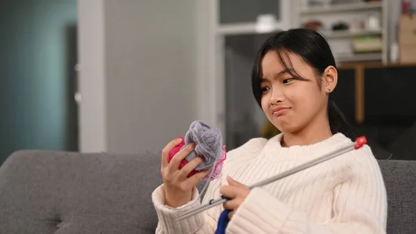 Young Asian Girl Choosing Color Yarn Knitting While Sitting Sofa — Stockfoto