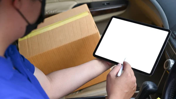 Minibüste Otururken Dijital Tablet Kullanan Görüntü Dağıtım Elemanını Kapat Teslimat — Stok fotoğraf