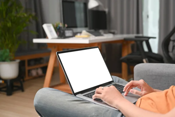 Обрізаний Знімок Випадкового Чоловіка Який Розслабляється Дивані Використовує Ноутбук — стокове фото