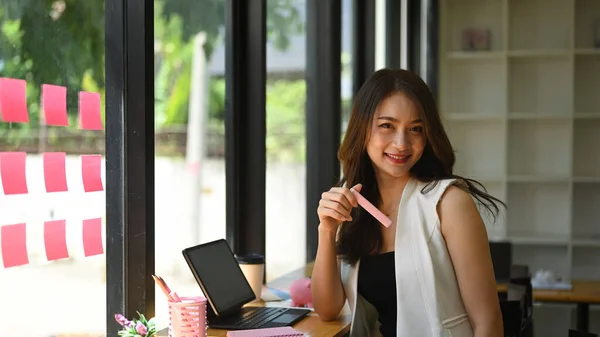Feliz Jovem Asiático Mulher Sentado Moderno Local Trabalho Sorrindo Para — Fotografia de Stock