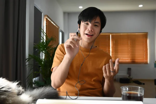 Fiatal Ázsiai Férfi Fülhallgatót Videokonferenciát Visel Üzleti Partnerével — Stock Fotó