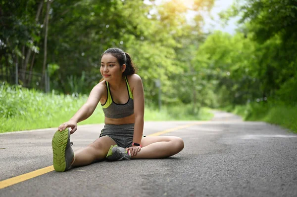 Sportswoman Stretching Preparing Running Park — Φωτογραφία Αρχείου