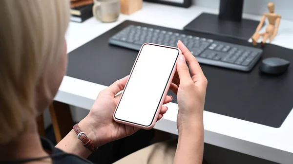 Close Shoulder View Female Holding Mock Smarphone White Screen — стоковое фото