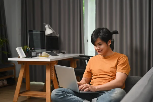 Boldog Alkalmi Férfi Szabadúszó Laptopot Használ Miközben Kanapén — Stock Fotó