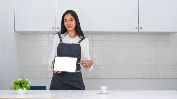 Atraente Empresário Sexo Feminino Avental Mostrando Tablet Digital — Fotografia de Stock